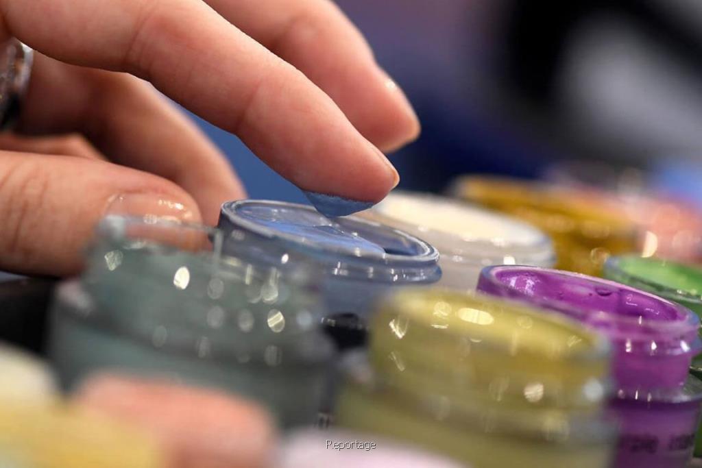 معرفی یكی از بهترین مراكز فروش و توزیع و واردات محصولات آرایشی